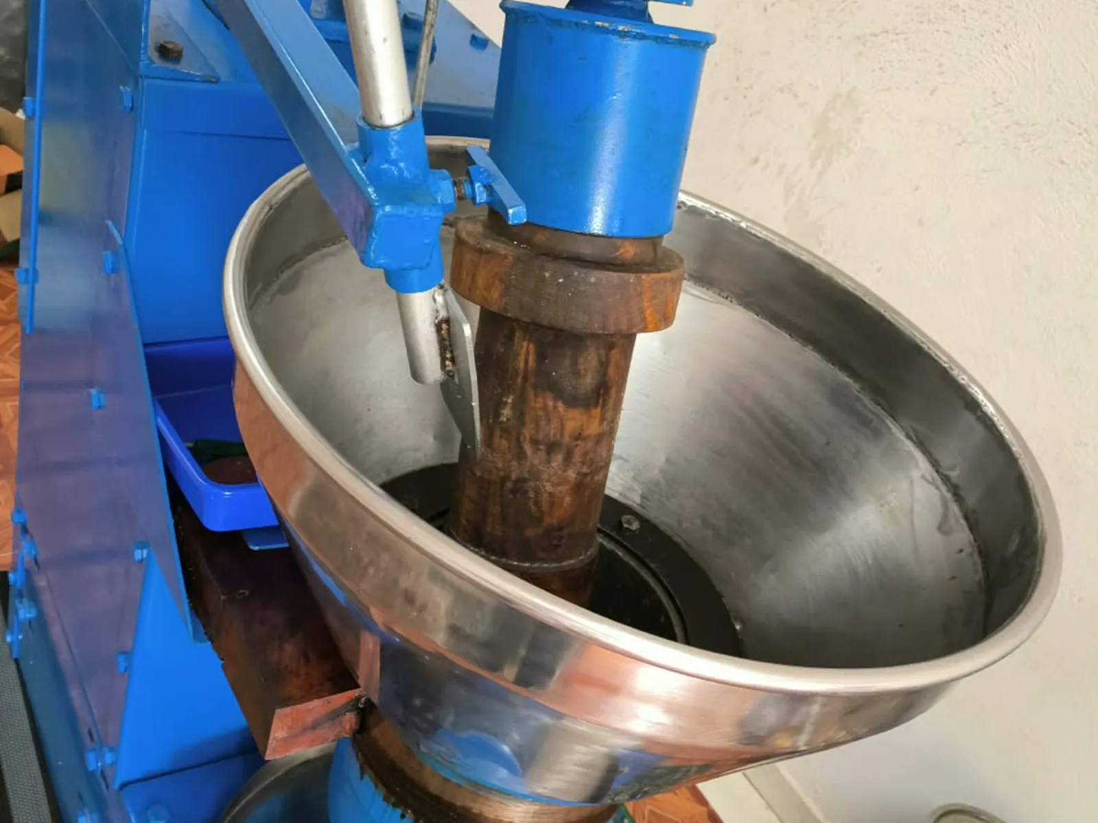 The shaft and collecting bowl